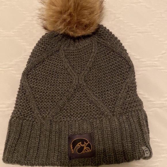 NWOT Vintage University of Iowa hawkeyes gray cable knit hat beanie fur Pom-Pom - Picture 3 of 7